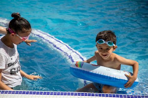 Sis vs Bro Swimming Pool 的图像结果