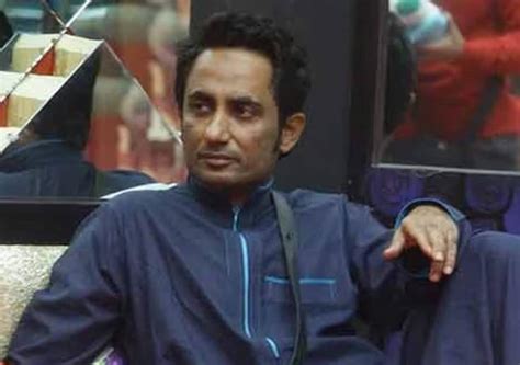 Bigg Boss OTT 2 star Jad Hadid showing his a*s to Swami Om throwing pee ...