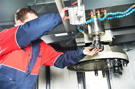 CNC Machine Operating 的图像结果