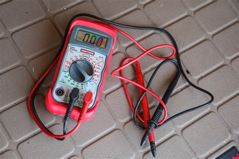 Using a Multimeter On Power Tools 的图像结果