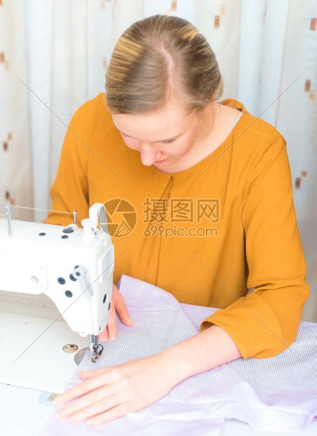 在工厂里做缝纫机的女人高清图片下载-正版图片507537932-摄图网