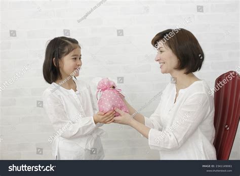 9,824 Asian Family Give Gift Images, Stock Photos & Vectors | Shutterstock