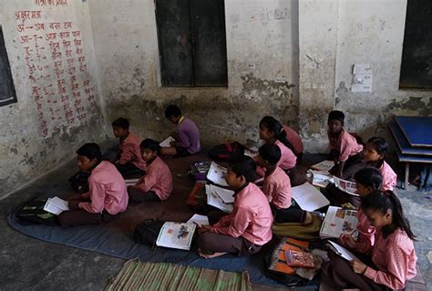 UP: स्कूल की जांच करने पहुंचे ABSA को शिक्षिका ने पति के साथ मिलकर ...