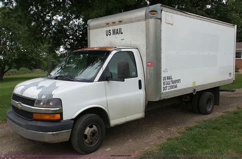 2006 GMC Savana G3500 box truck in Hiawatha, KS | Item DA2869 sold | Purple Wave