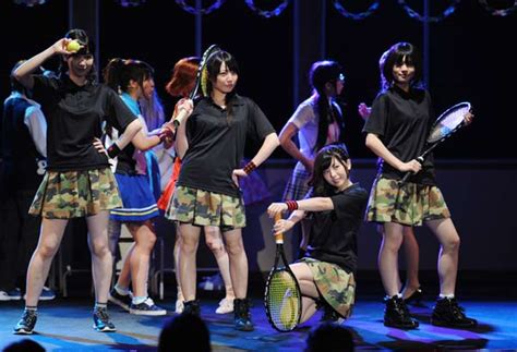 ライバル兎亀高校の（右…：「てーきゅう」舞台化～超高速ギャグ連発～ 写真特集：時事ドットコム