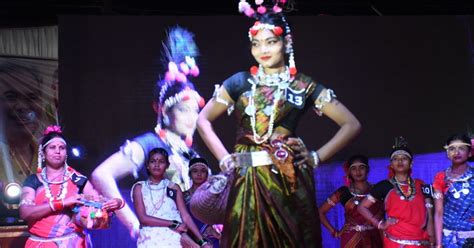 नारायणपुर - अबूझमाड़ संस्कृति पर आधारित परिधान और गहनों के साथ संपन्न ...