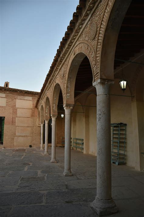 Real Building Front View 的图像结果