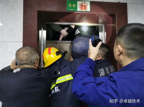 电梯严重超载致19人被困 消防紧急撬门实施救援 - 知乎
