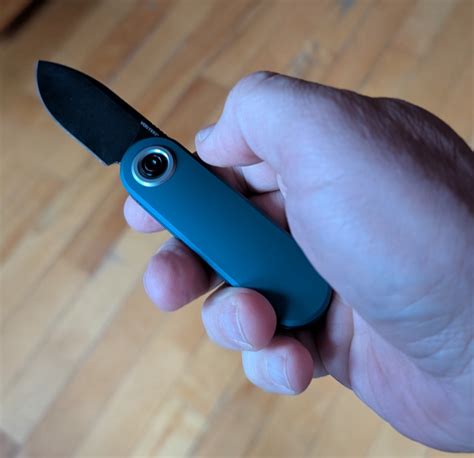 Vosteed Corgi V EDC knife review - A fidgetable knife with a built-in smiley face! - The Gadgeteer