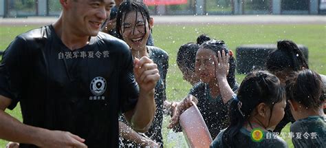 成都上万游客古镇打水仗 尽享夏日清凉_图片频道__中国青年网