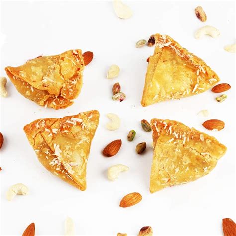 Ghasitaram Gifts Holi- Sweets/ Holi Hampers/ Samosa Desi Ghee Gujiya ...