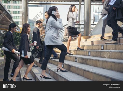 Group of Business People Walking 的图像结果