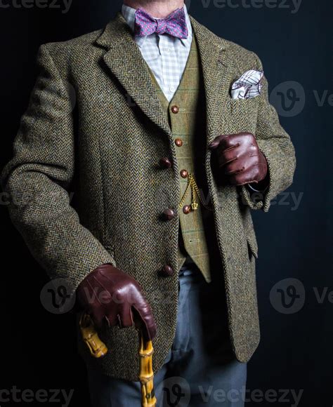 retrato de hombre con traje de tweed y guantes de cuero sosteniendo ...