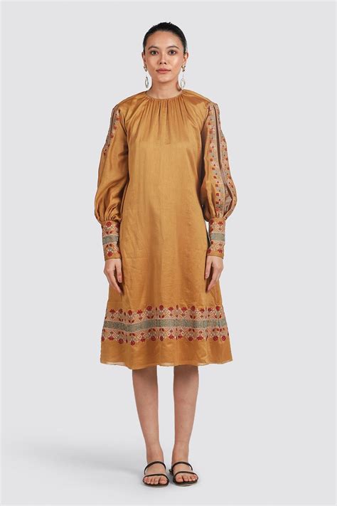 10 Vogue-approved workwear kurtas to level up your desi corpcore style ...
