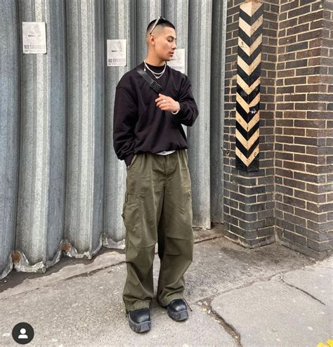 Olive Green Cargo Pants Outfit, Baggy Cargo Pants Outfit, Parachute ...