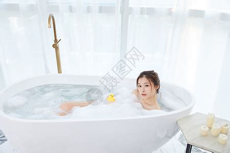 在浴室里准备洗澡的女生高清图片下载-正版图片500670356-摄图网