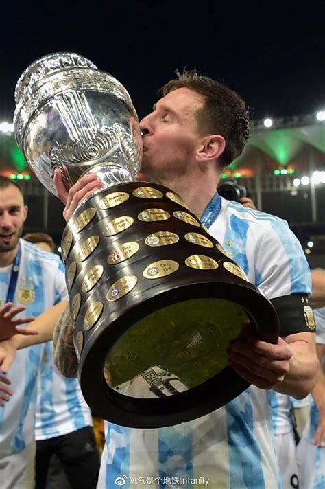 梅西带队美洲杯夺冠，阿根廷在狂欢！不少球迷跟奖杯复制品合影！|美洲杯|阿根廷|梅西_新浪新闻