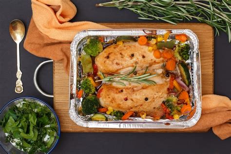 Gebakken kipfilets of filet met groenten en greens in metalen container ...