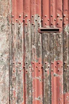 cassetta della posta in legno parte verticale di vecchia porta di legno con la cassetta cassetta della posta in legno parte verticale di vecchia porta di legno con la cassetta