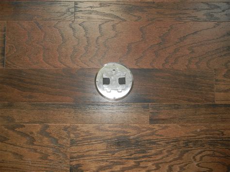 Double Oak Plantation: Outlet in the hardwood floor