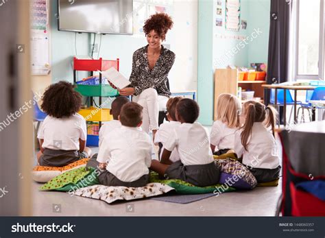 A Teacher Teaching Picture