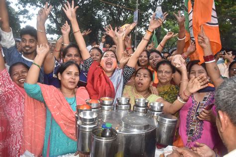 लड्डू पर भारी पड़ी झालमुड़ी, भाजपा की प्रचंड जीत पर बदला जश्न का जायका ...