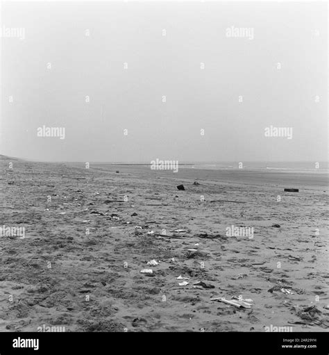 contaminants, beach, kijkduin Date: 1970 Location: The Hague, Zuid ...
