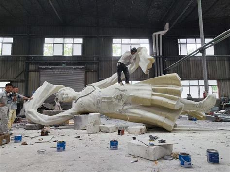 甘孜县不锈钢管锻造藏族人物雕塑 - 工程案例 - 四川天艺雕塑艺术有限公司