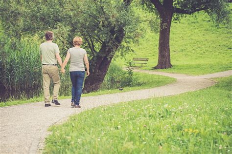 Par of People Walking 的图像结果