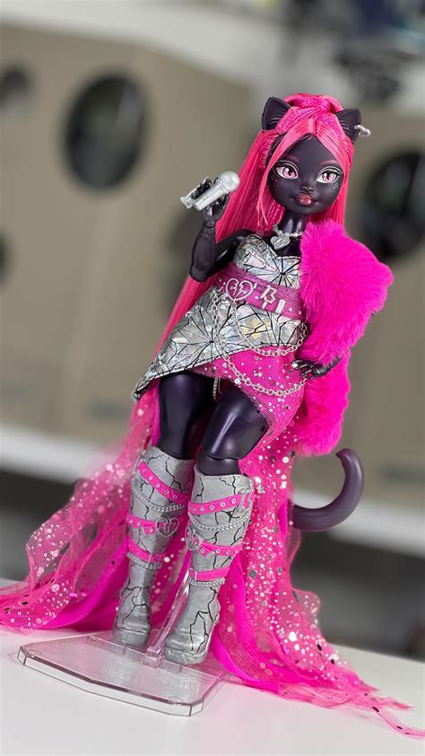 Jeffrey Mann | Final part of fixing Monster High G3 Catty Noir! . . I ...