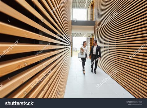 Two Business People Talking 的图像结果