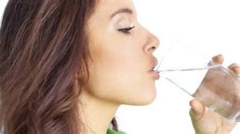 Water : প্রয়োজনের তুলনায় বেশি জল পান করছেন? অজান্তে শরীরে এই বড় ...