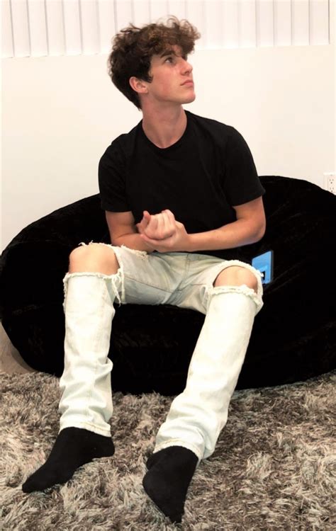 Pin de prassis200 en socks | Calcetines de hombres, Hombres, Poses para ...