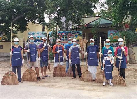 Schools that focus-models like plastic-free lifestyle, yoga, organic ...