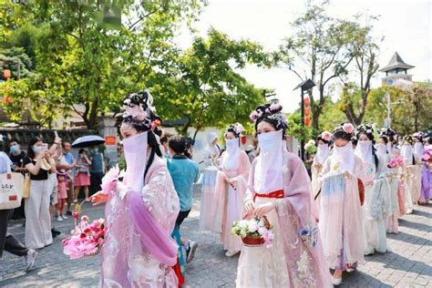 汉服＋花海！坐高铁去“中国最美乡村”！_腾讯新闻