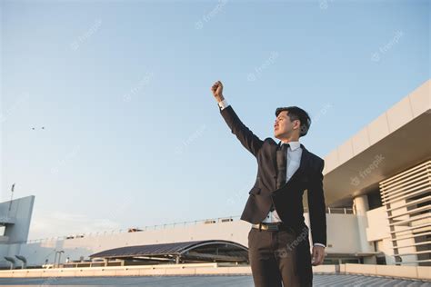Man Business Suit HandsUp 的图像结果