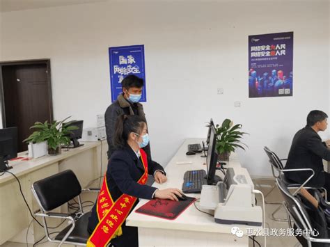 惠水县人民政府政务服务中心开展全程陪同服务，提升大厅“温度”_办事_群众_帮办