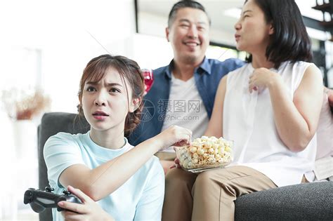 壮年亚洲人女生家庭生活视频游戏高清图片下载-正版图片502303594-摄图网