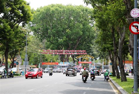 TPHCM rực rỡ cờ hoa chào mừng lễ 30/4 và 1/5