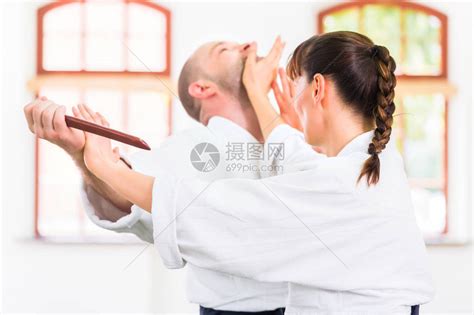 在武术学校Aikido训练中用木刀打架高清图片下载-正版图片503509141-摄图网