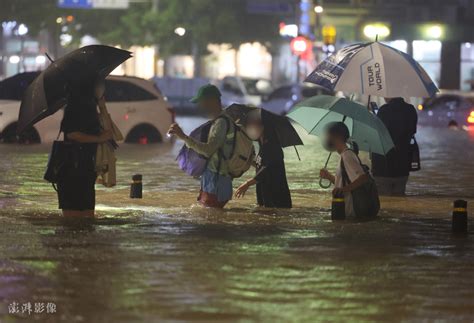 韩国首尔遭遇百年一遇暴雨：1000多辆汽车被淹 多人死亡_凤凰网资讯_凤凰网