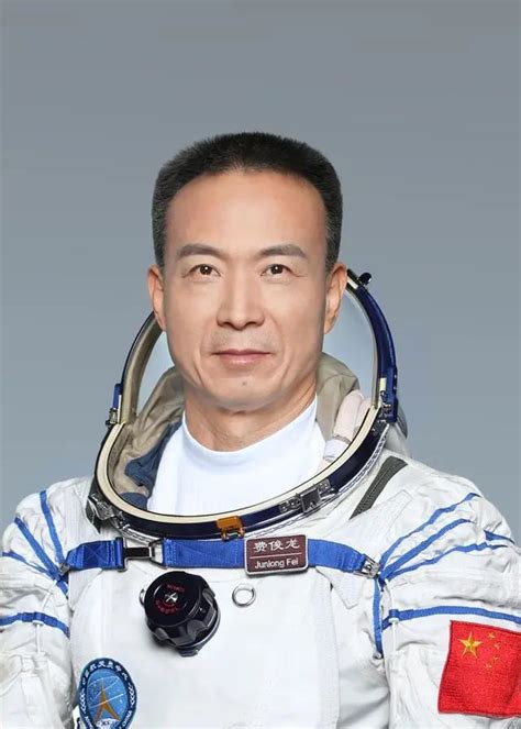 神十五航天员乘组确定：费俊龙、邓清明、张陆_手机新浪网