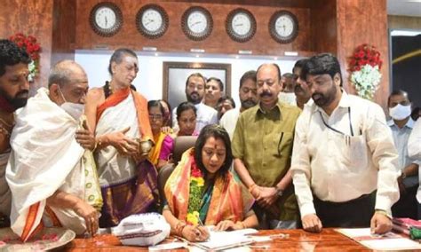 Gadwal Vijaya Lakshmi assumes charge of GHMC Mayor, Mothe Srilatha ...