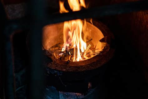 古老炉子中的火 库存照片. 图片 包括有 烤箱, 反气旋, 投反对票, 艺术, 背包, 铸造厂, 壁炉 - 173441012