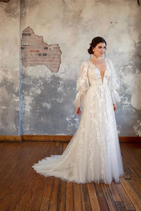 Enchanting Boho Floral Lace Wedding Gown with Blouson Sleeves