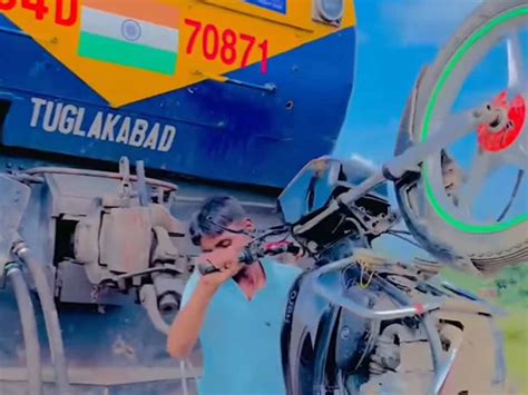 ट्रैन को बाइक से खींचने चला लड़का, देखे वायरल हो रहा वीडियो - Bhagya ...