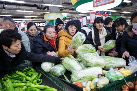 暴雪将至！杭州市民大量囤菜 超市货架也被买空|界面新闻 · 图片