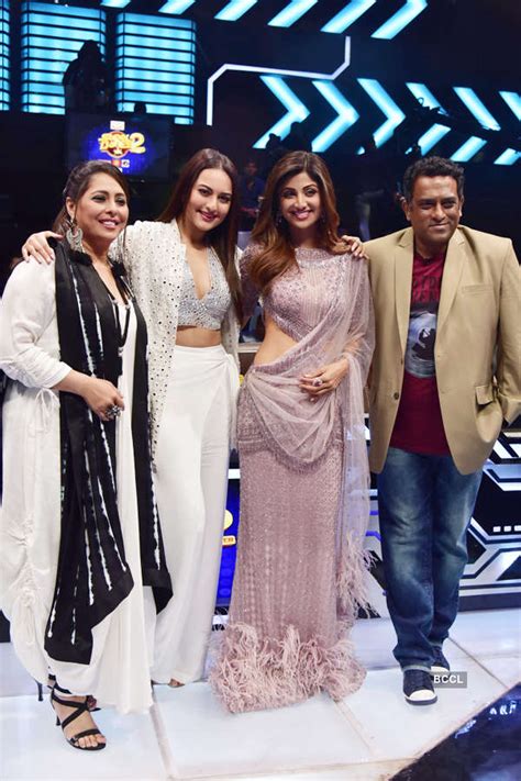 Bollywood actors Sidharth Malhotra and Manoj Bajpayee pose with Geeta ...