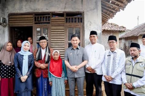 Wagub Banten Dimyati Serahkan Bantuan Renovasi Rumah Tidak Layak Huni ...