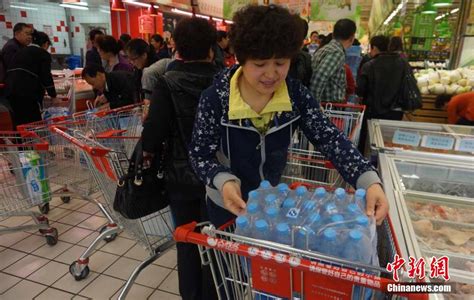 兰州自来水苯含量超标 市民抢购矿泉水 - 中国在线